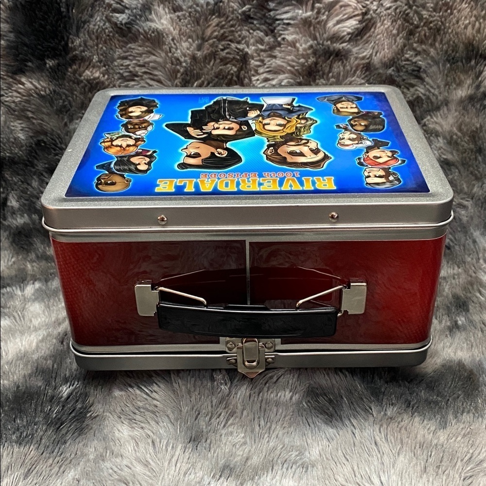 RARE Riverdale 100th Episode Cast
Crew Gift Lunch Box Lord Mesa art
Lunchbox - Picture 11 of 16